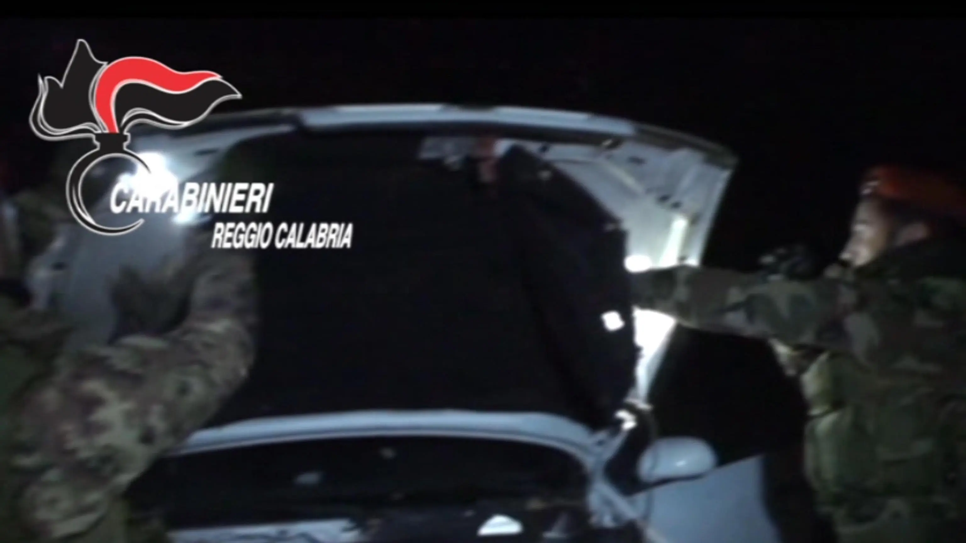 Nel fermo immagine tratto da un video dei Carabinieri, un momento dell'operazione in varie regioni contro la 'Ndrangheta, con perquisizioni nella provincia di Reggio Calabria ed in quelle di Roma, Milano, Vibo Valentia, Pavia, Varese, Como, Monza-Brianza e Cagliari, 3 novembre 2016. ANSA/ CARABINIERI +++ ANSA PROVIDES ACCESS TO THIS HANDOUT PHOTO TO BE USED SOLELY TO ILLUSTRATE NEWS REPORTING OR COMMENTARY ON THE FACTS OR EVENTS DEPICTED IN THIS IMAGE; NO ARCHIVING; NO LICENSING +++