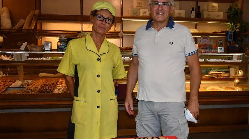 Torta speciale di Griffini: «Nati nello stesso anno». Gli augiri dei lettori: "La Provincia è come una vecchia zia"