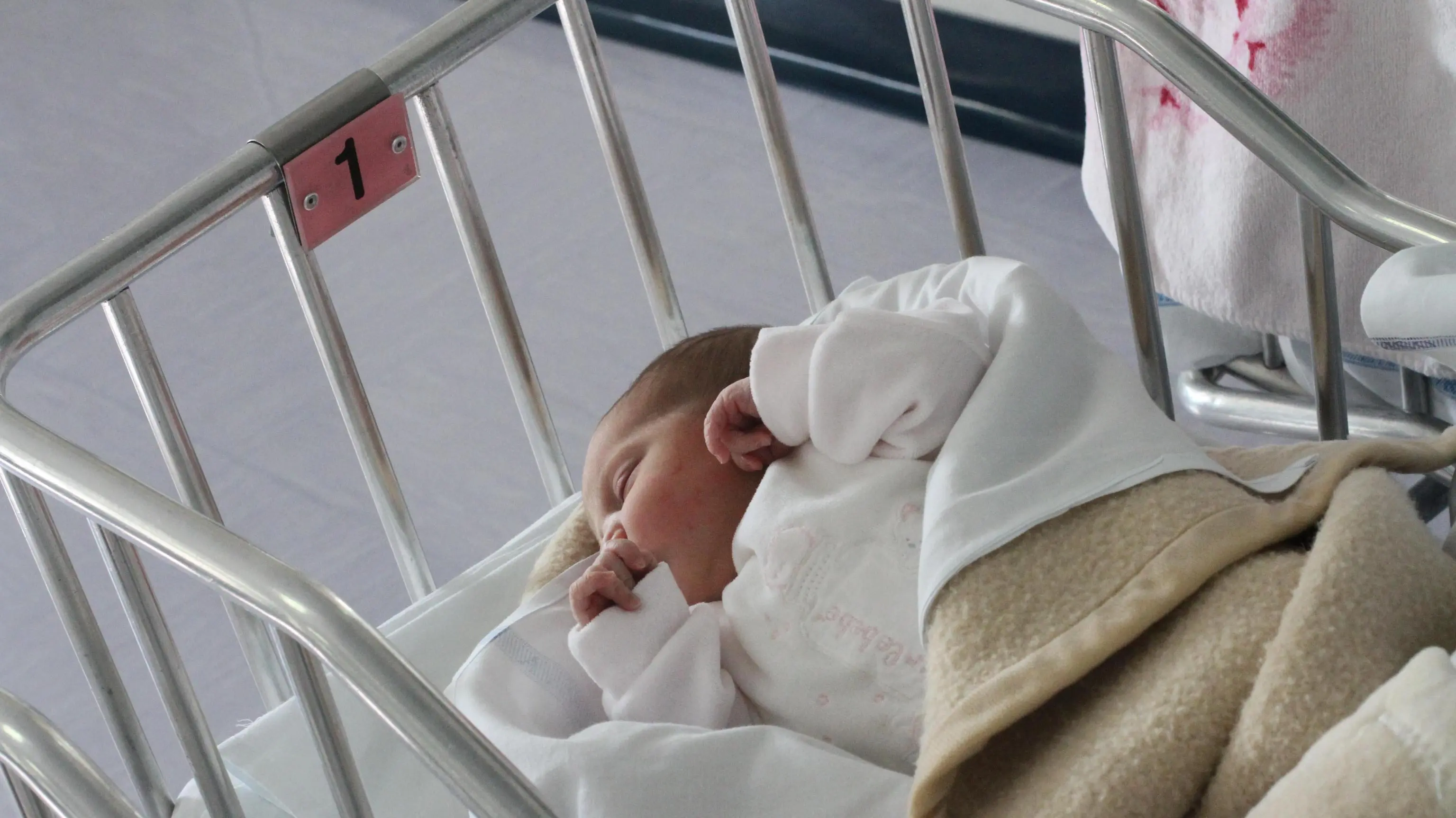 Un neonato nella culla.     ANSA/CESARE ABBATE