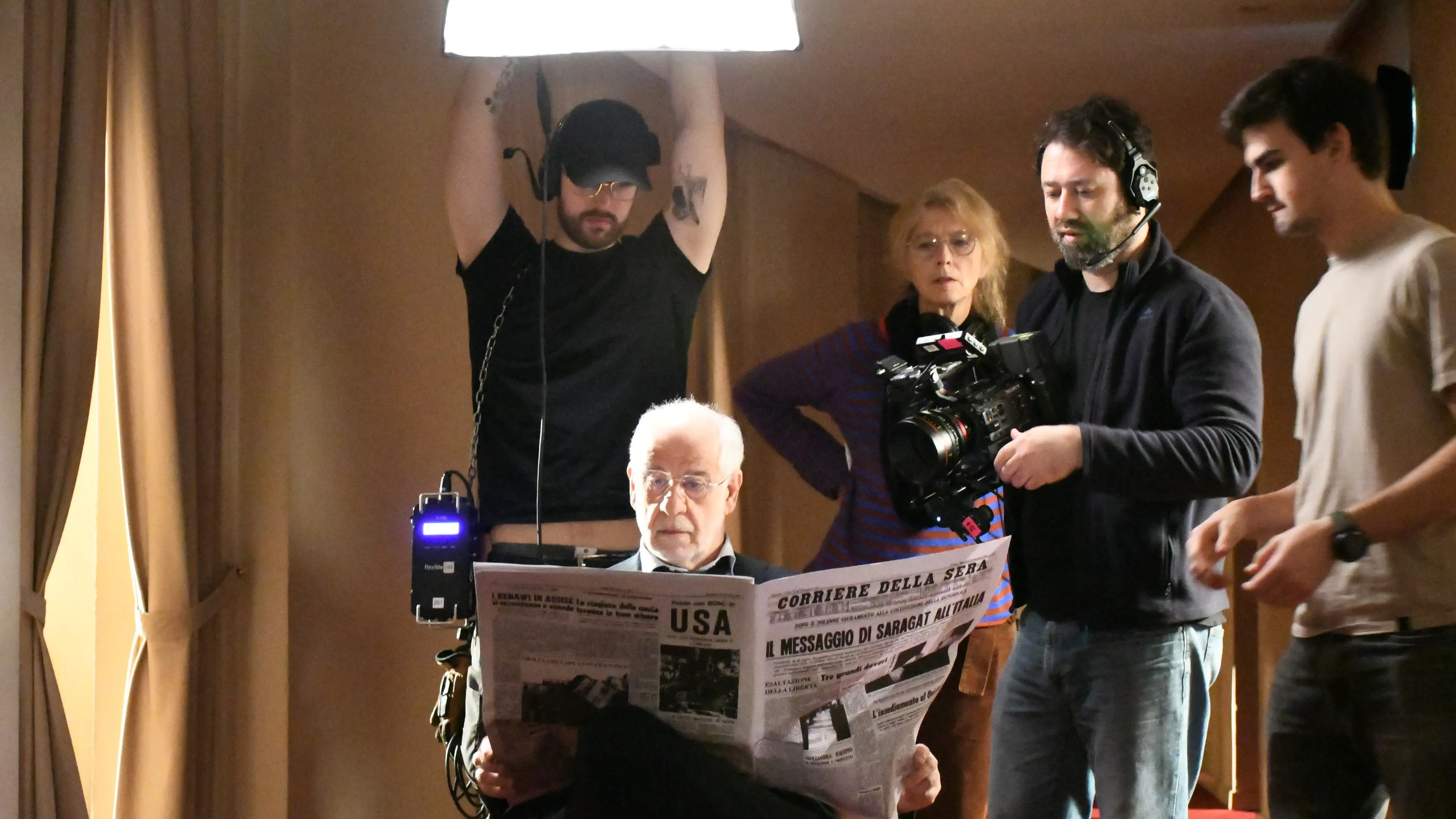 regista tony servillo al teatro fraschini per riprese tv documentario