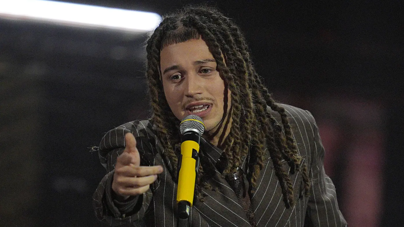 Sanremo 2026, chi è Sayf che porta sul palco dell’Ariston le contraddizioni dell’Italia: il vero nome, il legame con Genova e la frase sulla religione