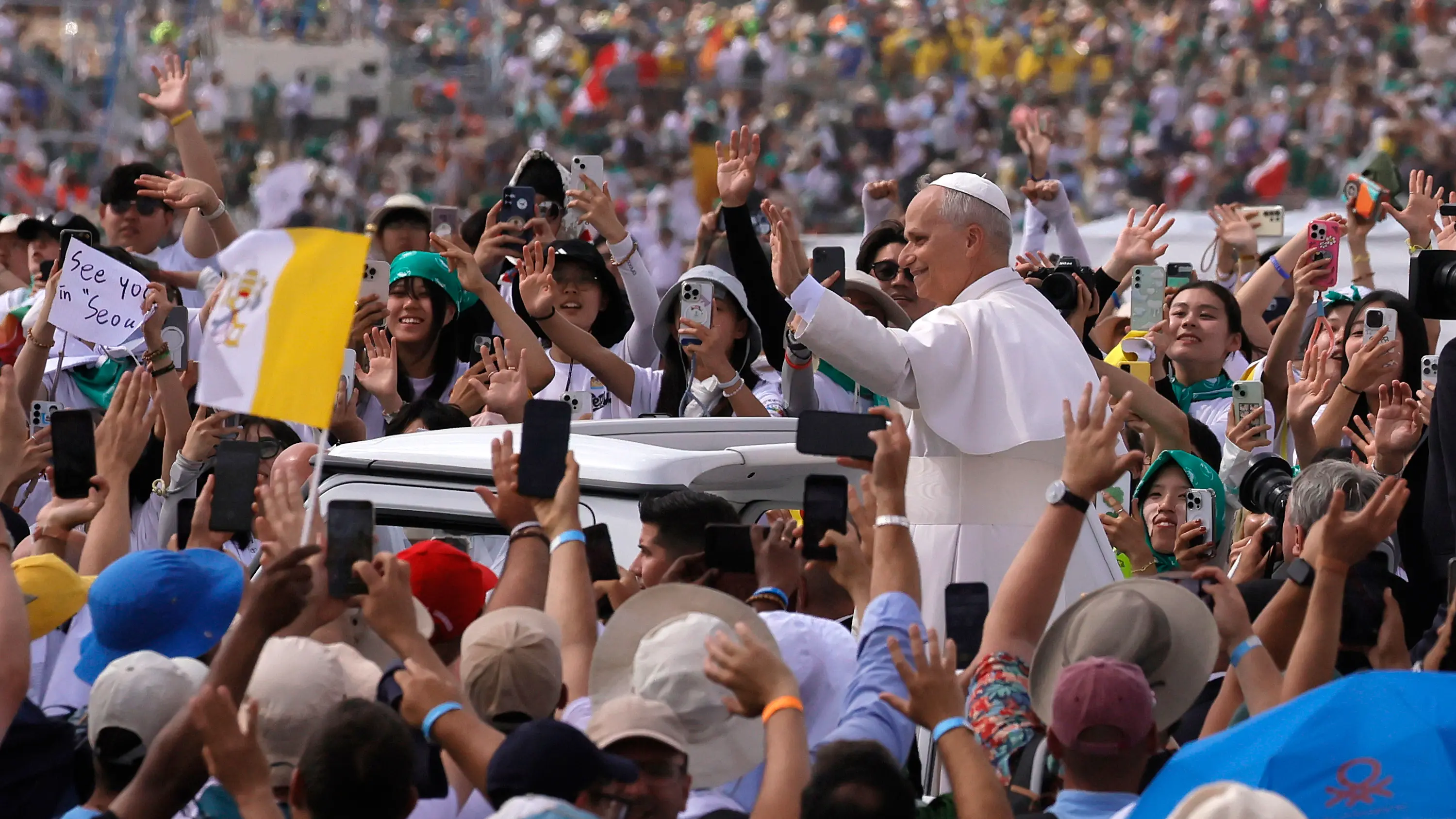 Giubileo dei Giovani : Papa Leone passa tra i ragazzi a Tor Vergata prima della messa  Ñ RomaÑItalia Ñ Domenica   3 Agosto 2025 - Cronaca - (foto di Cecilia Fabiano/ LaPresse) Youth Jubilee: Pope Leo with Papamobile  passing among the young faithful  at Tor Vergata.Ñ RomeÑItaly Ñ Sunday  , August 3, 2025 - News - (photo by Cecilia Fabiano/LaPresse)