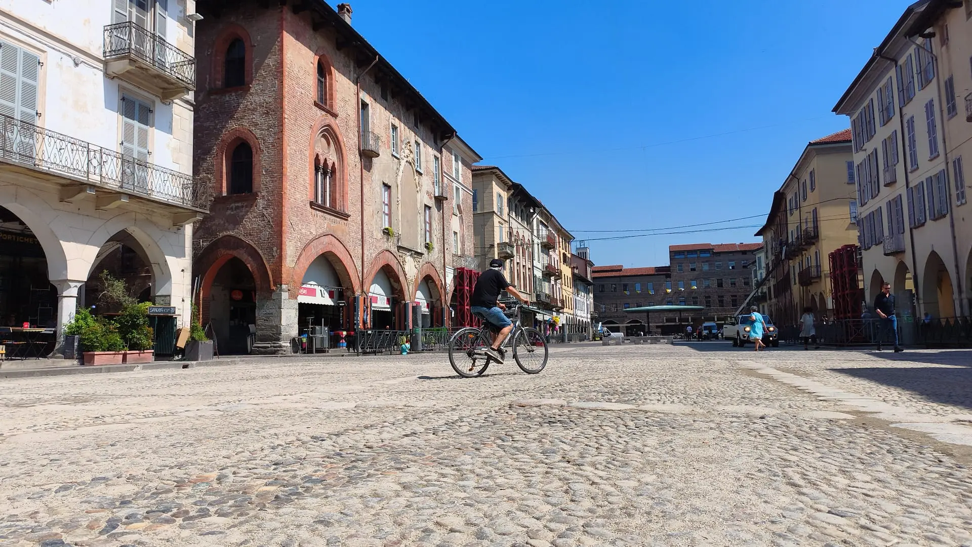 Papa Leone a Pavia, piazza della Vittoria svuotata: via tutti i tavolini, arriva il palco