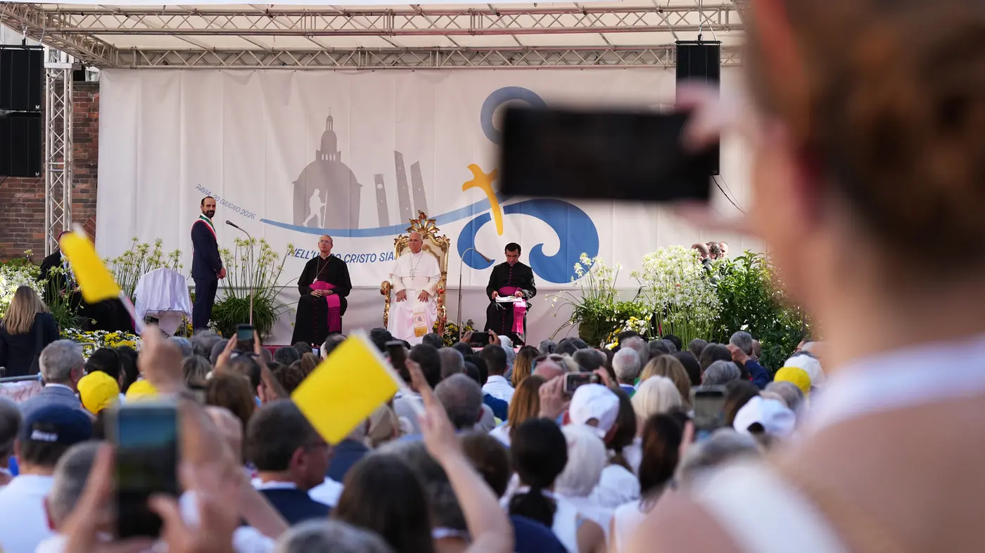 Visita del Papa al Duomo di Pavia, accolto sul sagrato dai i bambini e dalla Comunità sudamericana, Pavia (Italy) June 20, 2026 (Photo Claudio Furlan/LaPresse)
The Pope’s visit to Pavia Cathedral, where he was welcomed in the churchyard by children and the South American community, Pavia (Italy), 20 June 2026 (Photo: Claudio Furlan/LaPresse)