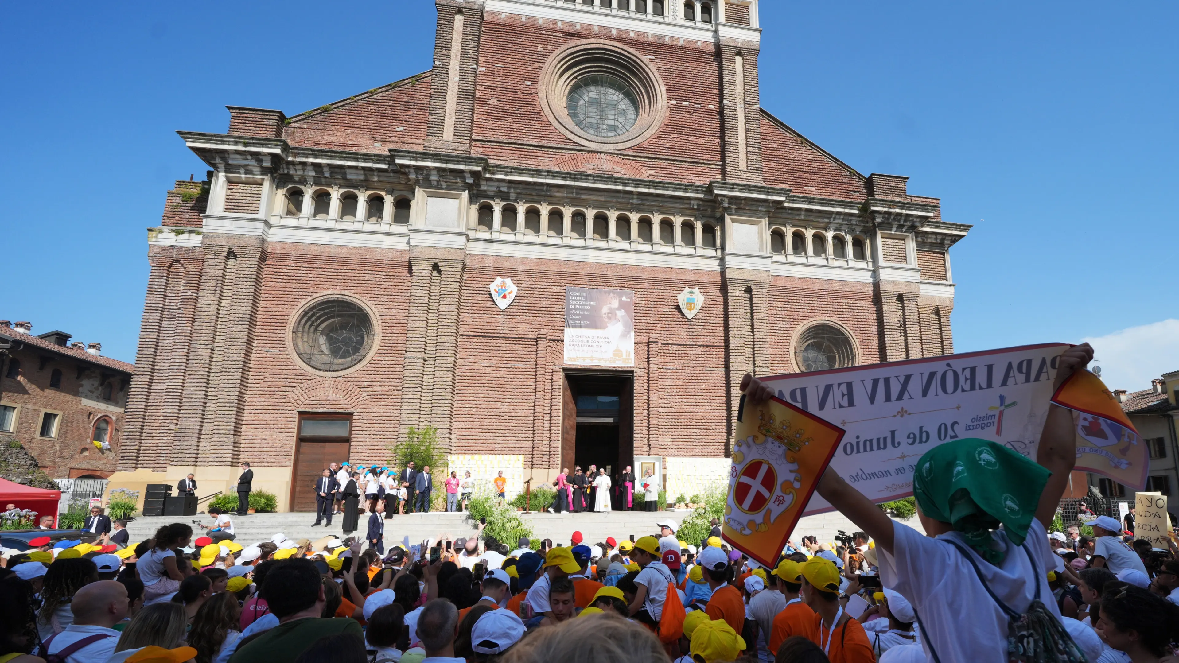 Visita del Papa al Duomo di Pavia, accolto sul sagrato dai i bambini e dalla Comunità sudamericana, Pavia (Italy) June 20, 2026 (Photo Claudio Furlan/LaPresse)
The Pope’s visit to Pavia Cathedral, where he was welcomed in the churchyard by children and the South American community, Pavia (Italy), 20 June 2026 (Photo: Claudio Furlan/LaPresse)