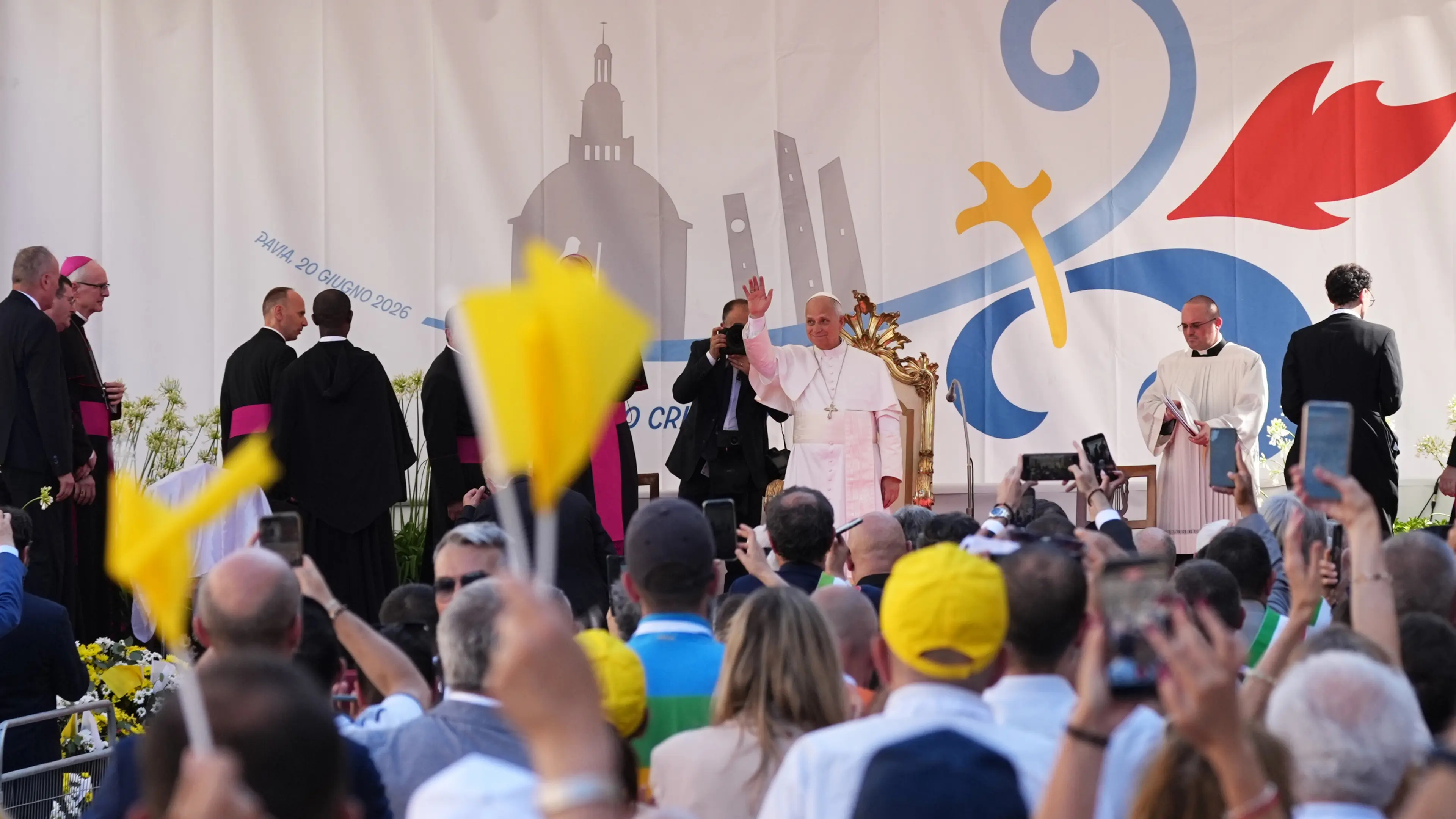 Visita del Papa al Duomo di Pavia, accolto sul sagrato dai i bambini e dalla Comunità sudamericana, Pavia (Italy) June 20, 2026 (Photo Claudio Furlan/LaPresse)
The Pope’s visit to Pavia Cathedral, where he was welcomed in the churchyard by children and the South American community, Pavia (Italy), 20 June 2026 (Photo: Claudio Furlan/LaPresse)