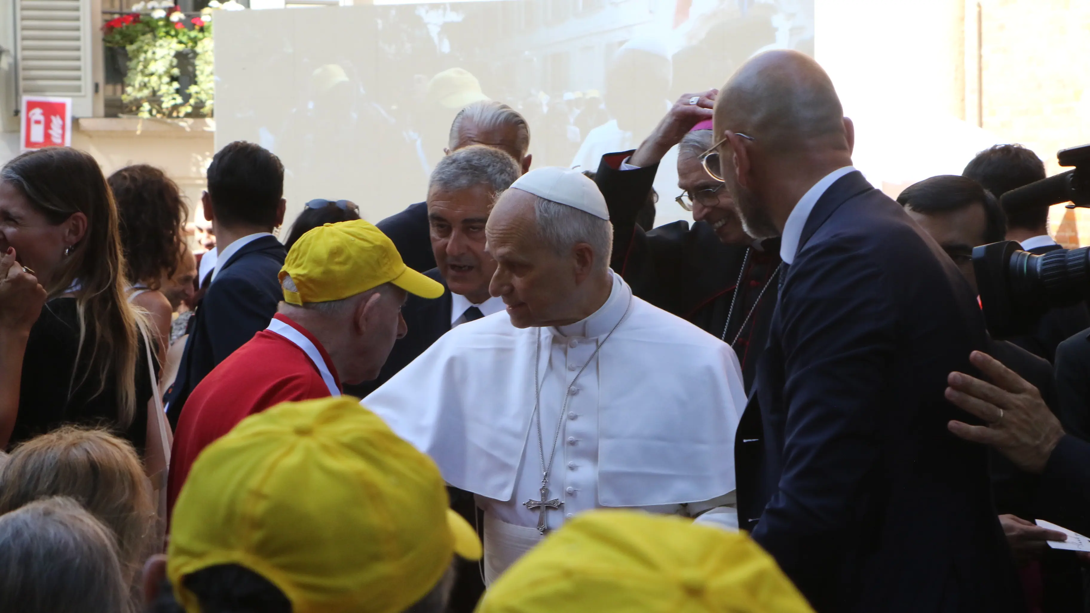 La carezza di papa Prevost ai più fragili a San Pietro in Ciel d’Oro: «La sua visita è un dono»