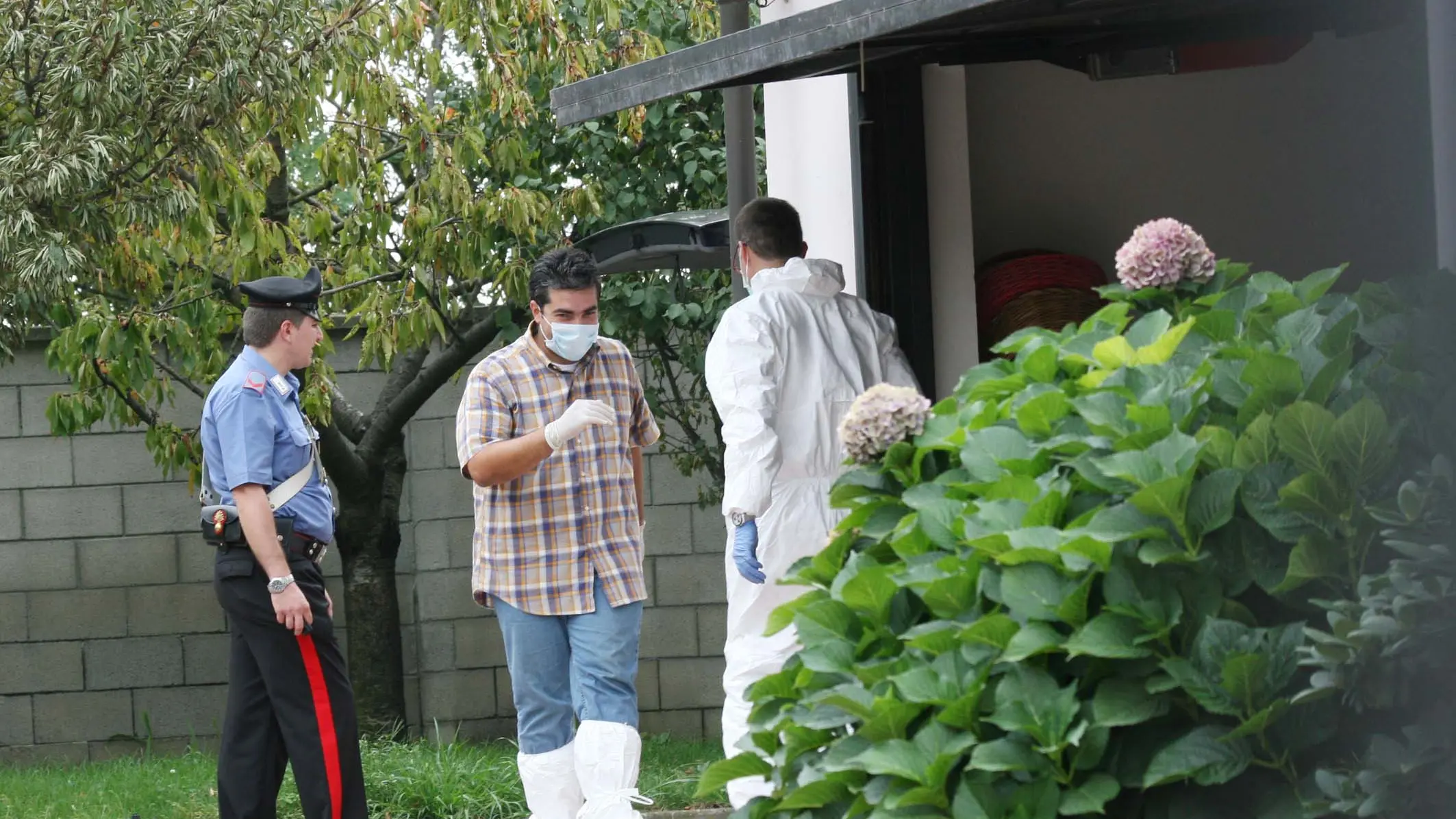 ©Lapresse
25-09-2007 Garlasco (Pavia), Italia
Varie
Caso dell'omicidio di Chiara Poggi.
Alberto Stasi, il compagno della vittima, stato fermato per l'omicidio della fidanzata, avvenuto il 13 agosto 2007.
Nella foto: I ris a casa della vittima