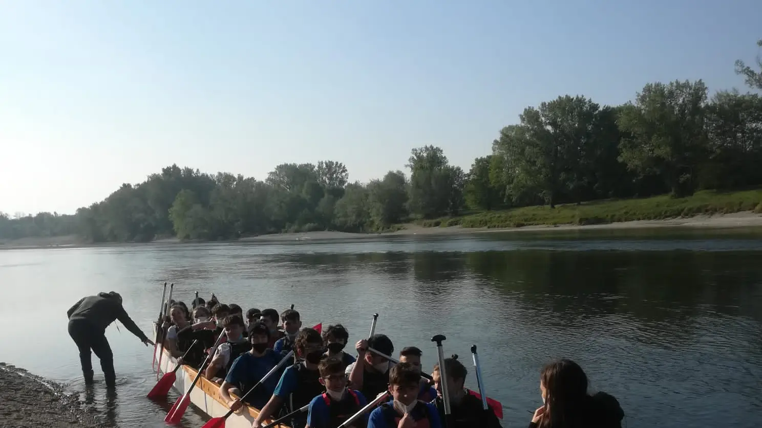 Remando sui dragon boat si impara il gioco di squadra e ci si diverte sul Ticino