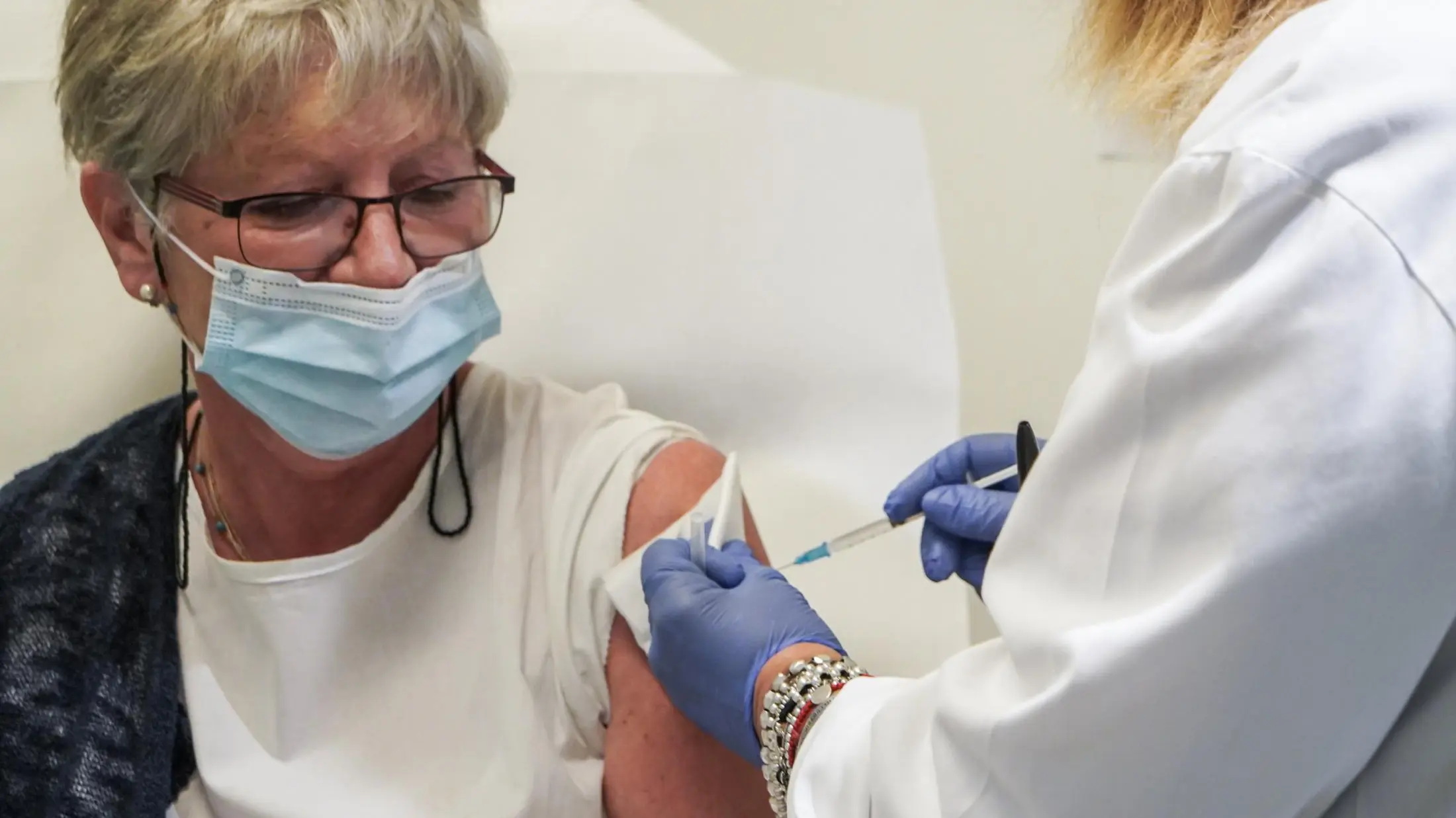 05/08/2021 Milano, inizio della vaccinazione anti covid-19 nelle farmacie. La farmacia Ambreck la prima ad effettuare i vaccini a Milano
