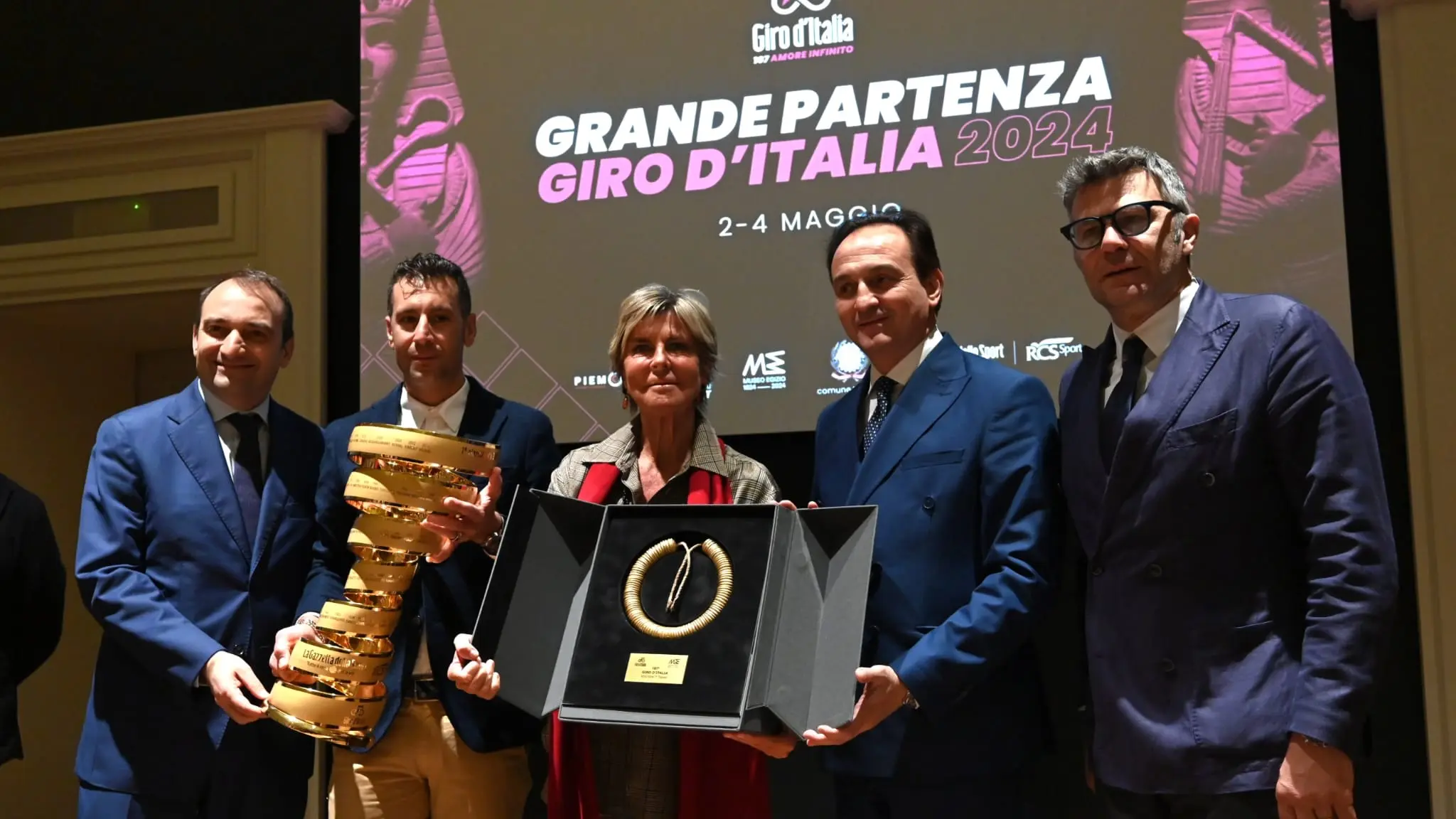 Il Giro d’Italia a Torino nel giorno di Superga, tra feste e spettacoli: e al vincitore una replica della collana di Kha