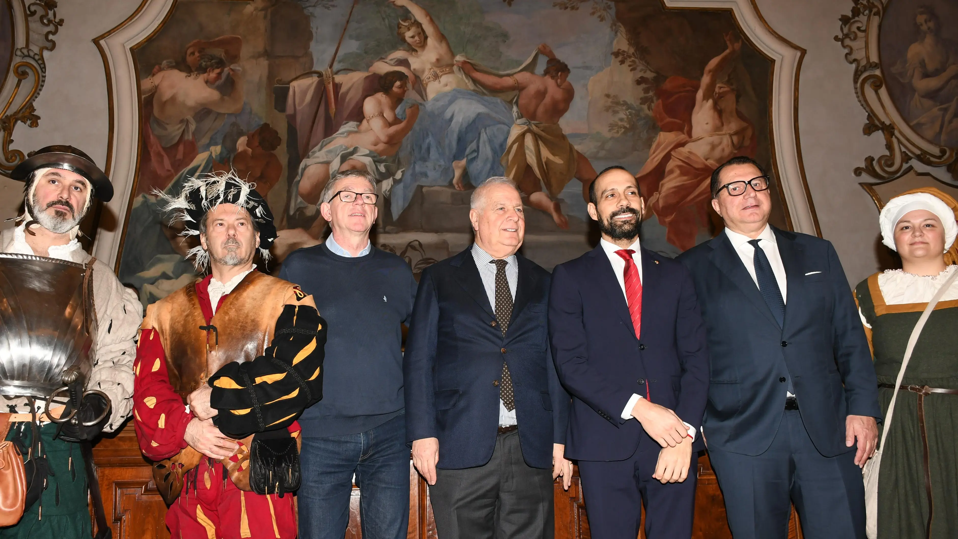 Da sinistra Azzoni, Cera, Lissia e Merlino, ai lati i figuranti in costume