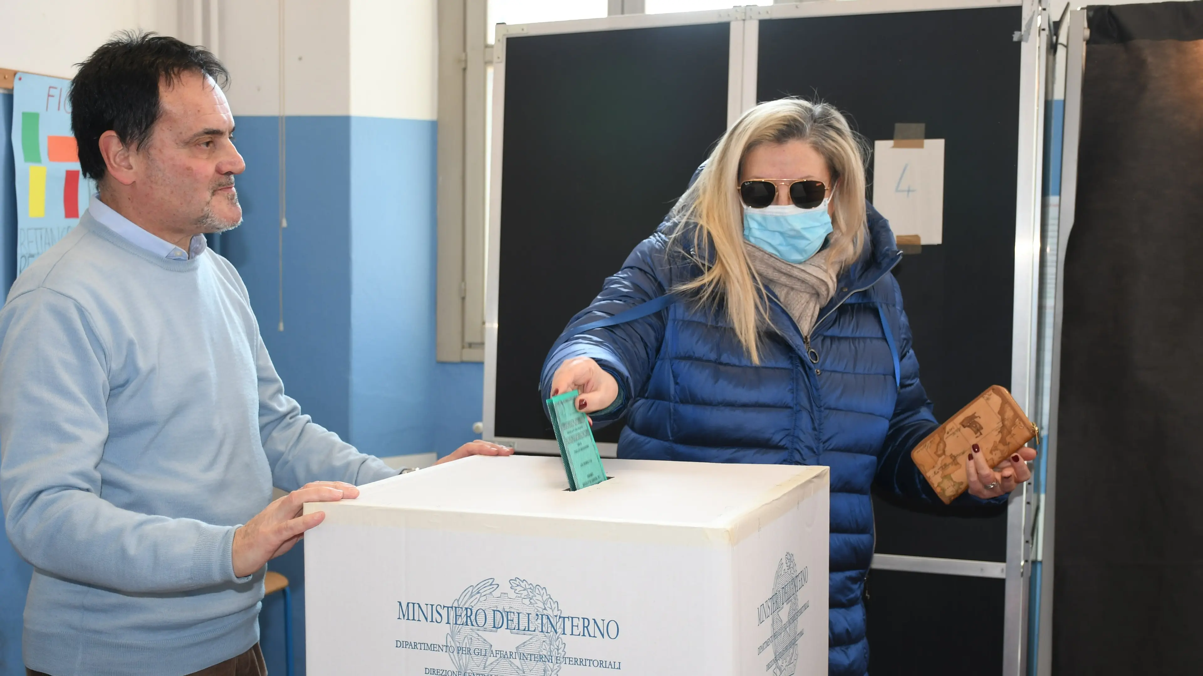 Seggio elettorale nella scuola elementare di Mirabello (foto Garbi)
