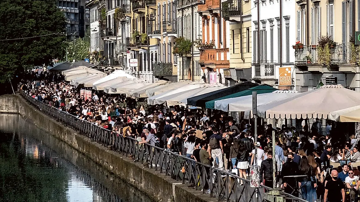 Folla di gente per la movida e controlli dei Carabinieri in Darsena e sui navigli.  Ansa/Matteo Corner