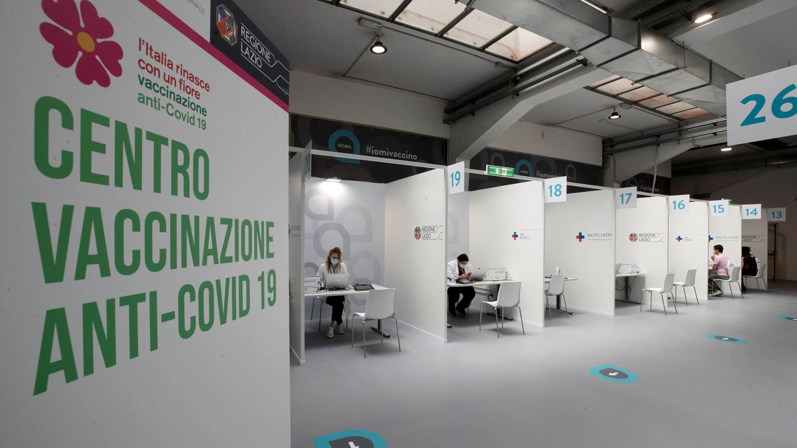 Giovedì vaccini per tutti: quasi ovunque via alle prenotazioni di massa