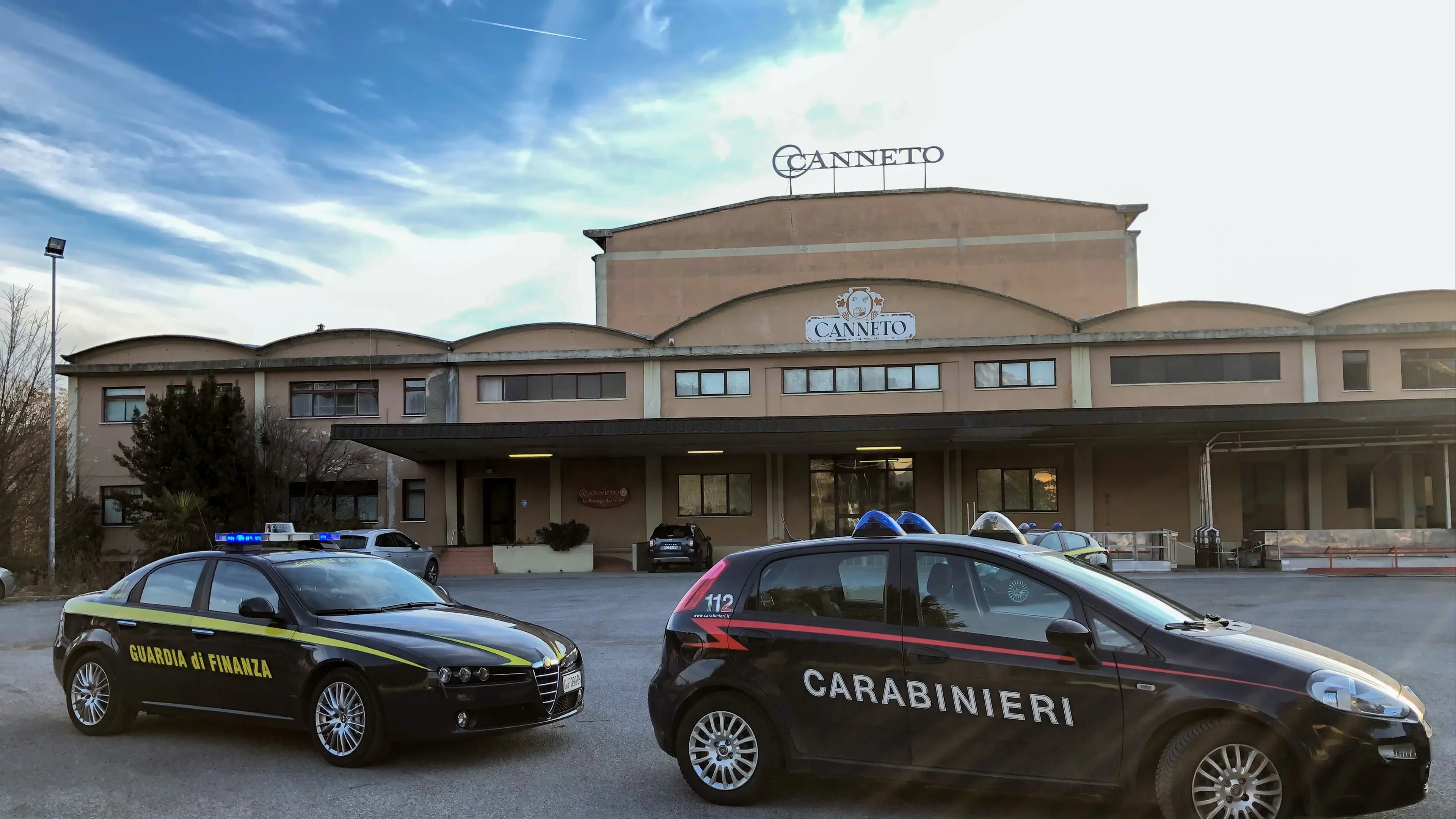 Frode in commercio e contraffazione del vino alla Cantina sociale di Canneto: cinque ai domiciliari, obbligo di firma per altri due