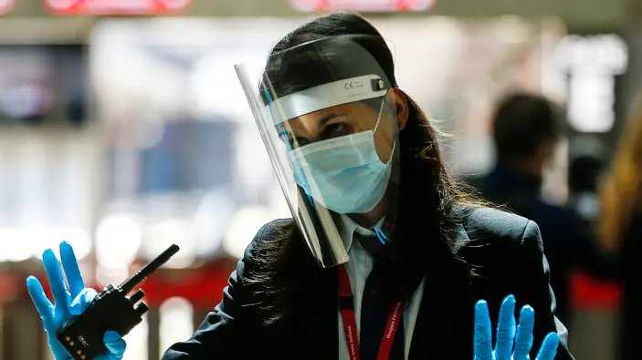 Foto Cecilia Fabiano/ LaPresse 
04 Maggio 2020 Roma (Italia)
Cronaca 
Emergenza Covid 19 , stazione Termini tornano i viaggiatori nel primo giorno di allentamento delle misure restrittive dopo il lockdown 
Nella Foto :  personale ferroviario con protezioni mascherine e guanti
Photo Cecilia Fabiano/LaPresse
May 04, 2020 Rome (Italy) 
News
Covid 19 emergency , in Termini Station the travellers return in the very first day of easing of the restrictive measures after the lockdown
In the pic : a moment of event
