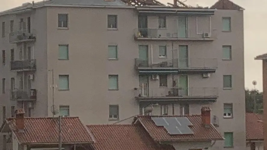 Il vento ha divelto il tetto di un palazzo in via Gobetti