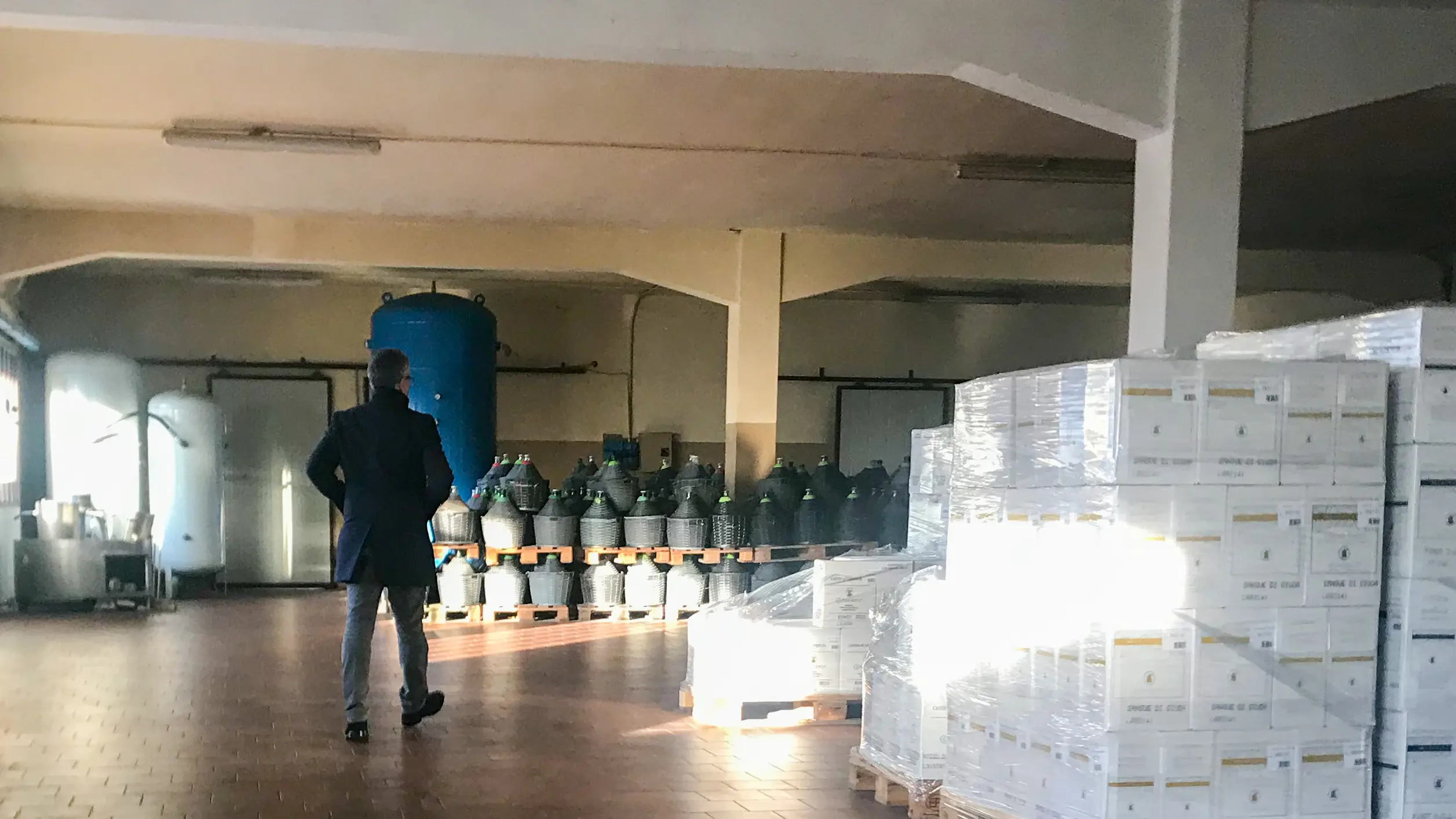 Lo "allungavano" con acqua, zucchero e anidride carbonica: così truffavano sul vino