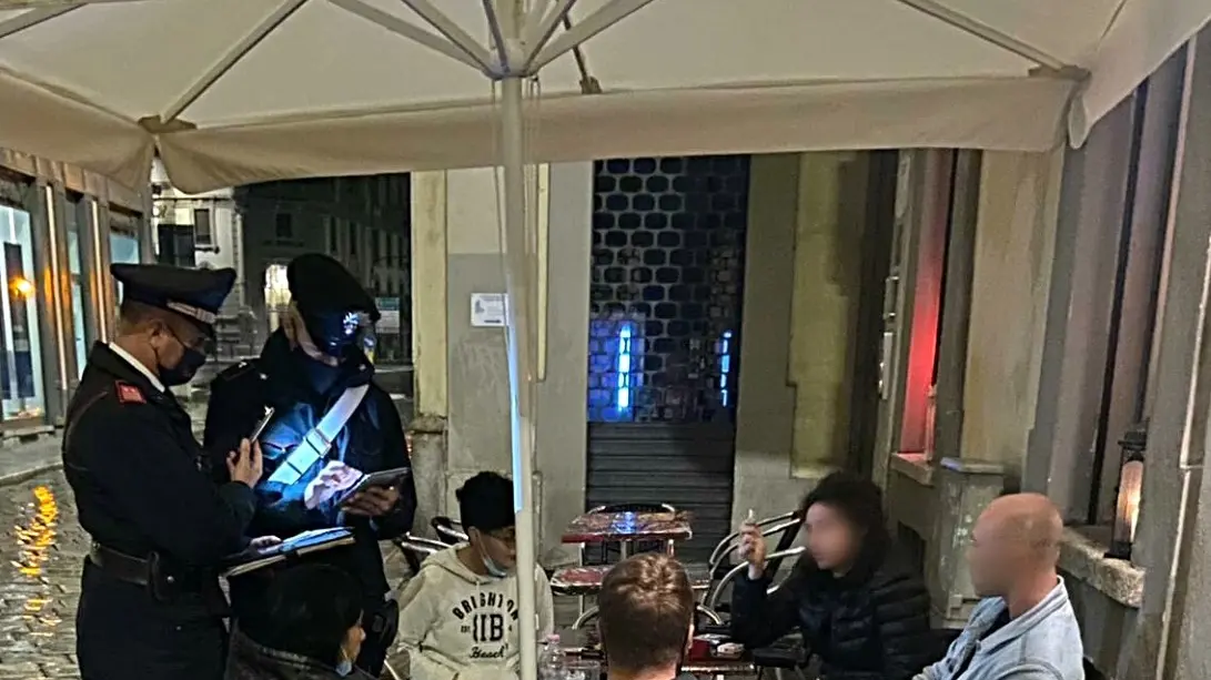 Norme anti-Covid non rispettate a Pavia, quattro multe da 400 euro ai bar