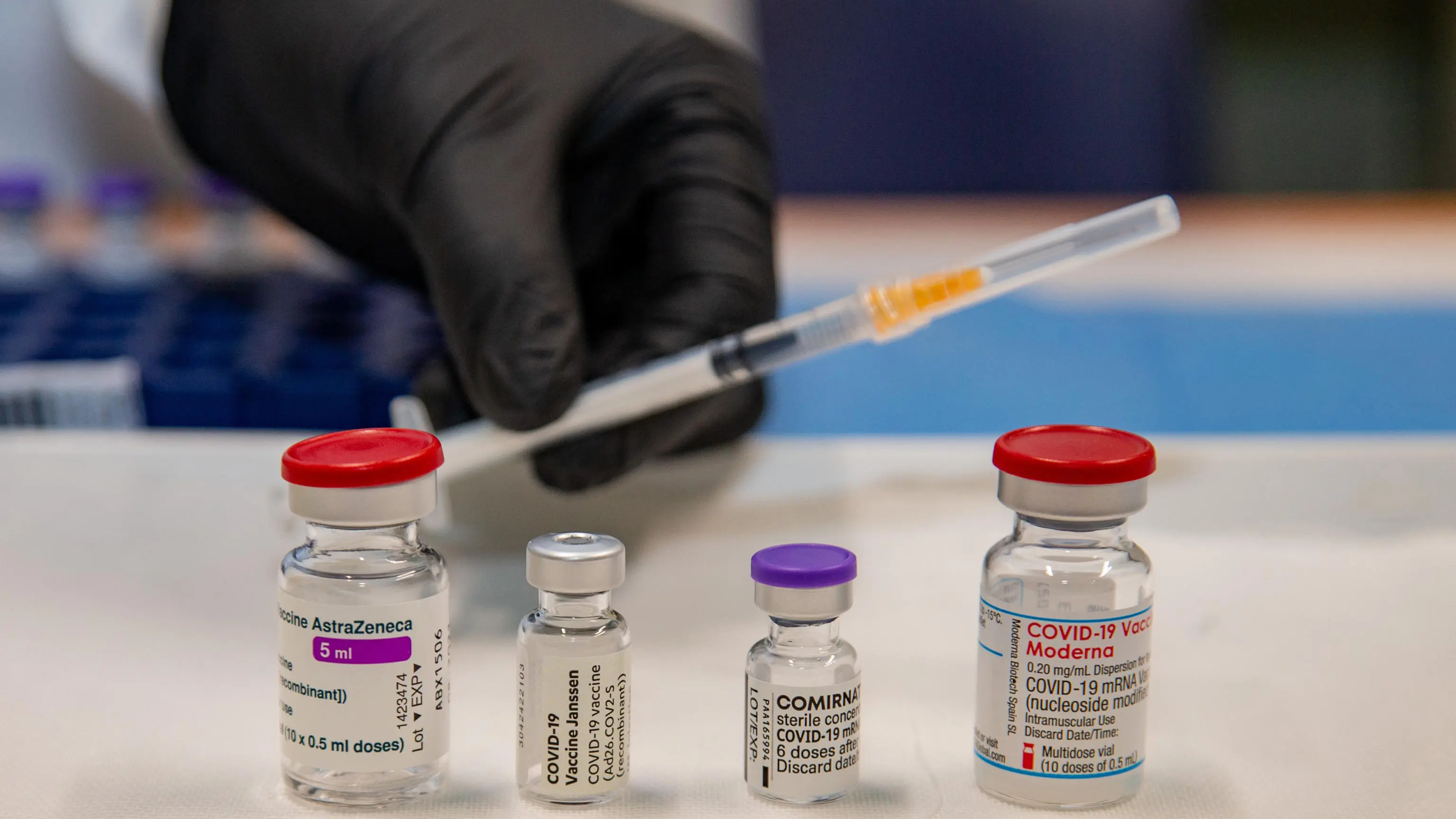 Fiale dei vaccini anti Covid-19, da sinistra, AstraZeneca, Johnson & Johnson,Pfizer e Moderna, esposte nel punto vaccinale all'interno delle tende donate all'Italia dal Qatar nei pressi dell'ospedale San Carlo. Potenza, 20 maggio 2021. I profitti generati dai vaccini anti-Covid hanno creato almeno nove neomiliardari a livello mondiale: è la stima del gruppo 'The People's Vaccine Alliance', una rete di organizzazioni ed attivisti che si battono per l'abolizione dei brevetti sui sieri. ANSA/TONY VECE.
