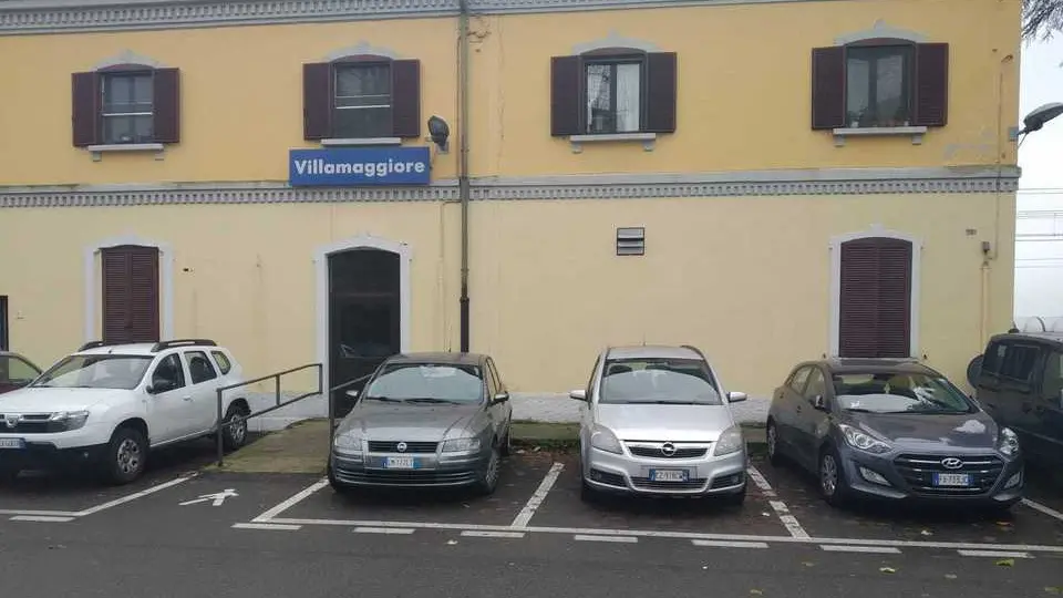 La sosta alla stazione diventa a pagamento protesta dei pendolari