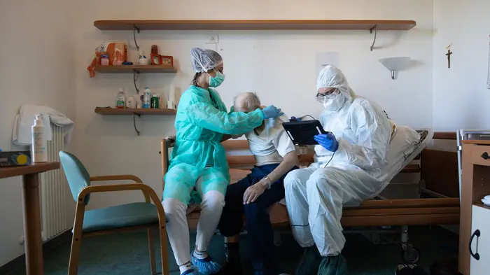 Terza dose di vaccino agli anziani, le case di riposo iniziano con i test