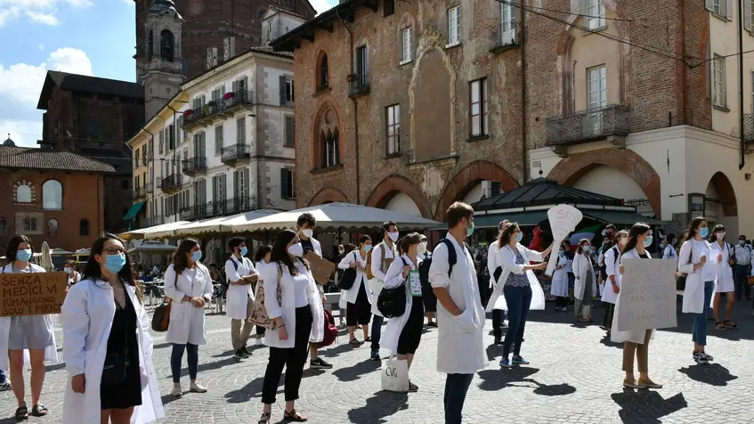 La protesta degli specializzandi: «Noi in prima linea, ora aiutateci»