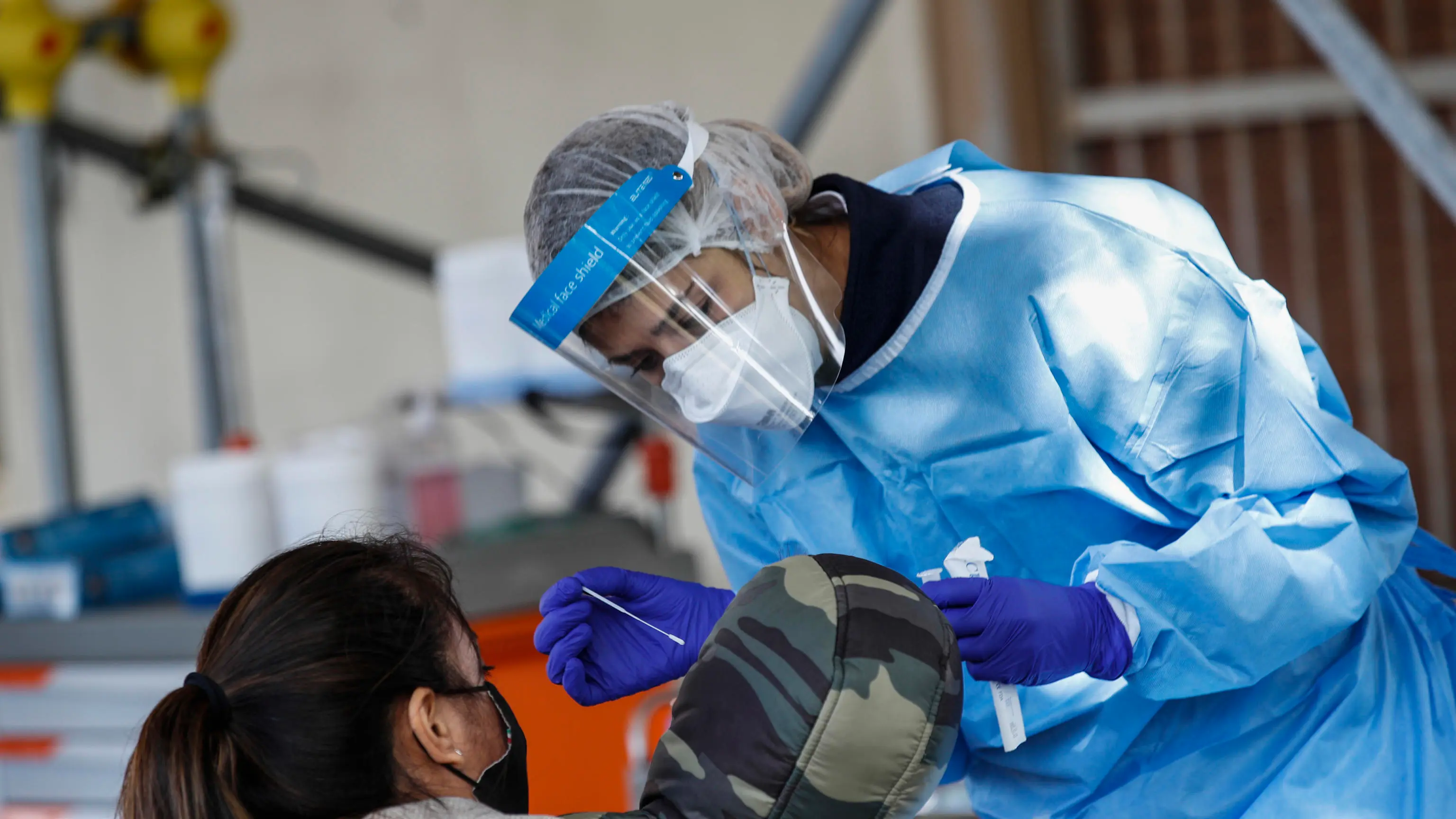 Health workers wearing overalls and protective masks perform swab tests at the 'Santa Maria della Pieta’ of the ASL Roma 1 health facilities , in Rome, Italy, 15 October 2020. ANSA/GIUSEPPE LAMI