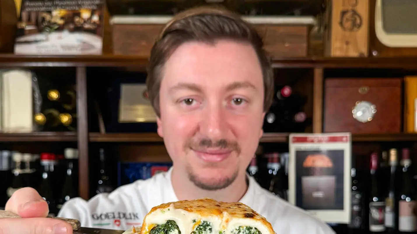 Una teglia di cannelloni per il pranzo in famiglia
