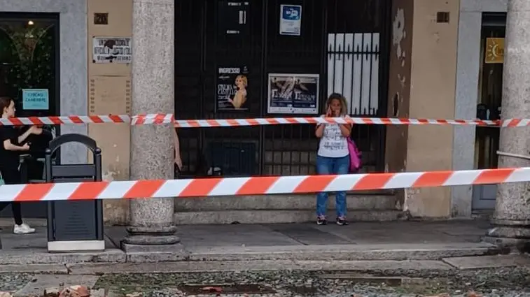 In piazza Ducale un comignolo è stato spezzato dal vento ed è caduto al suolo frantumandosi