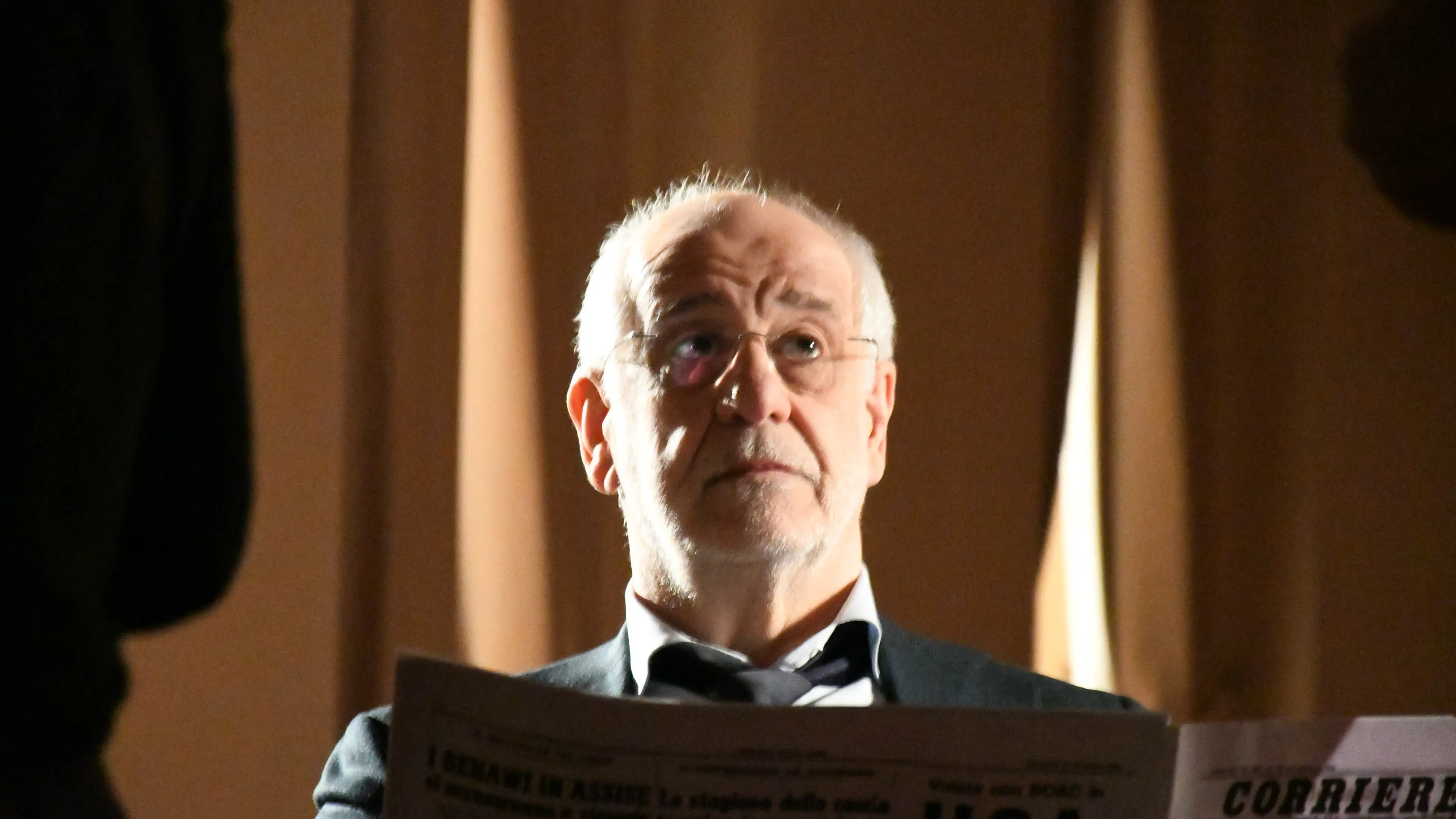 regista tony servillo al teatro fraschini per riprese tv documentario