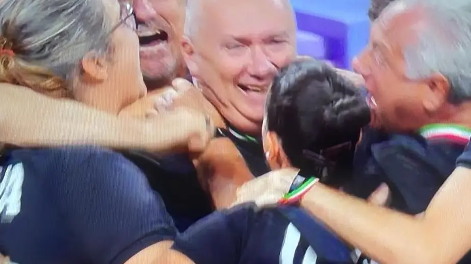L’abbraccio di Emanuela Longa con Julio Velasco e lo staff azzurro al termine della finale vinta con gli Usa